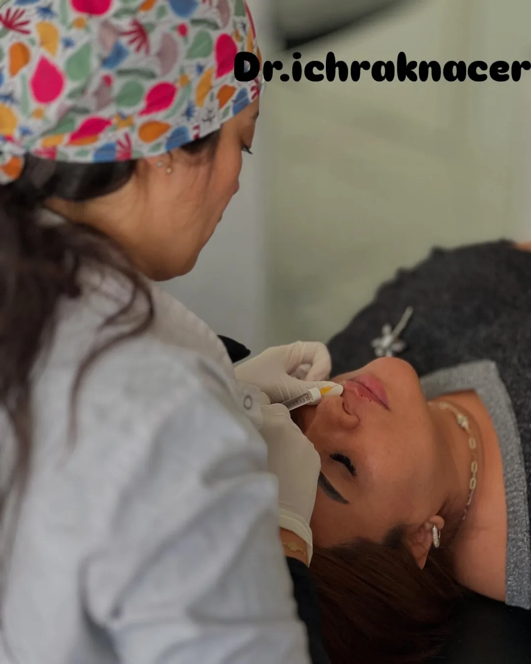 Dr Ichrak Nacer réalisant un soin esthétique à LipsClinic